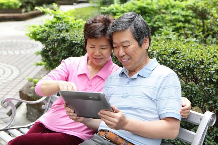 タブレットを使う幸せな夫婦