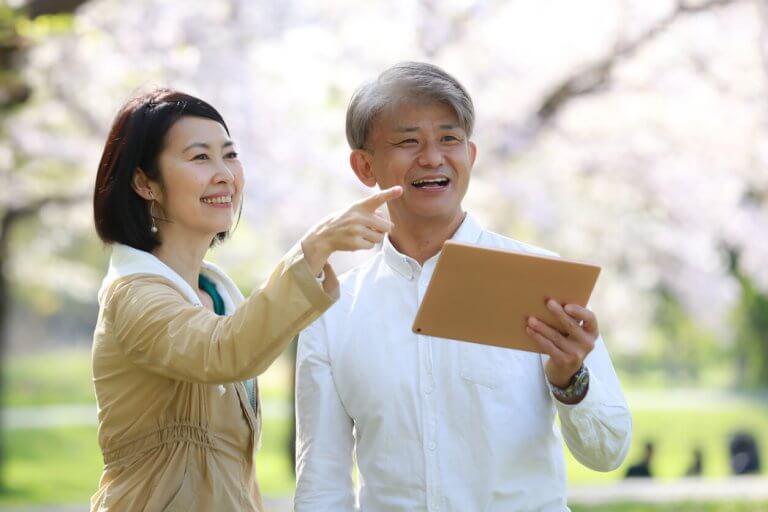 旅を楽しむ50代男女