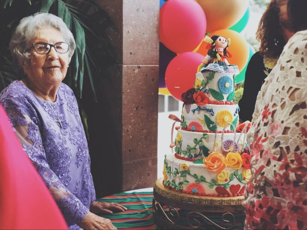 高齢の女性とケーキ