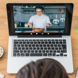 シニアにYouTubeは大人気！利用率や効果的な広告の出し方を紹介