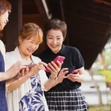 シニアのスマホ普及率、60代では90％超え。今こそSNSでアプローチ！