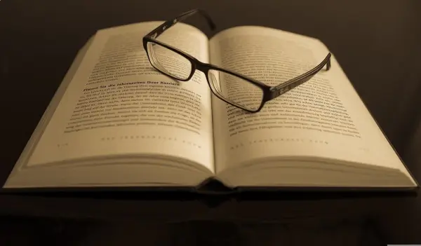 本とメガネ