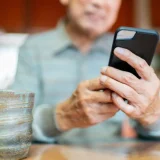 シニアがスマホにしない理由とは？シニアのスマホ利用事情を教えます