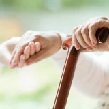 シニアが急に立ち上がれない原因は？家族や介護者が日常生活で気を付けるポイントを紹介