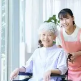 認知症と向き合う家族への支援：シニア向けサービスと情報発信のポイント