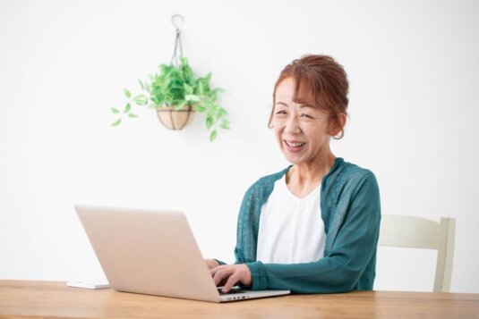 オンライン×オフラインの融合!?シニアに人気の習い事がもたらす具体的な効果とそこから見えるシニアマーケティング戦略を解説