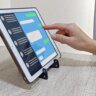 タブレットでSNSを操作する人