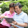 タブレットを使う幸せな夫婦