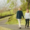 手を繋いで散歩するシニア夫婦